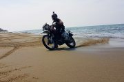 Kör motorcykel på en strand på Sri Lanka