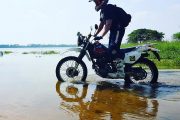 Kör motorcykel på en strand på Sri Lanka